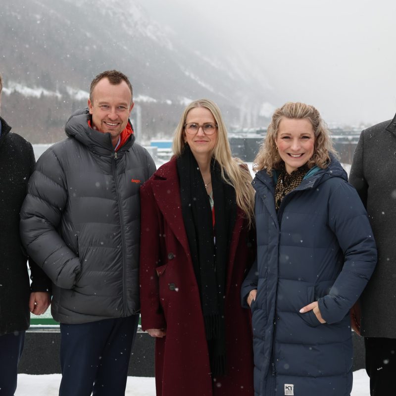 offisielle åpningen av varmeutvekslings anlegg Hima Seafood og Green Mountain